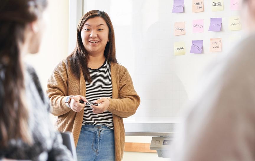 vnsr威尼斯城官网登入 student presenting in front of white board